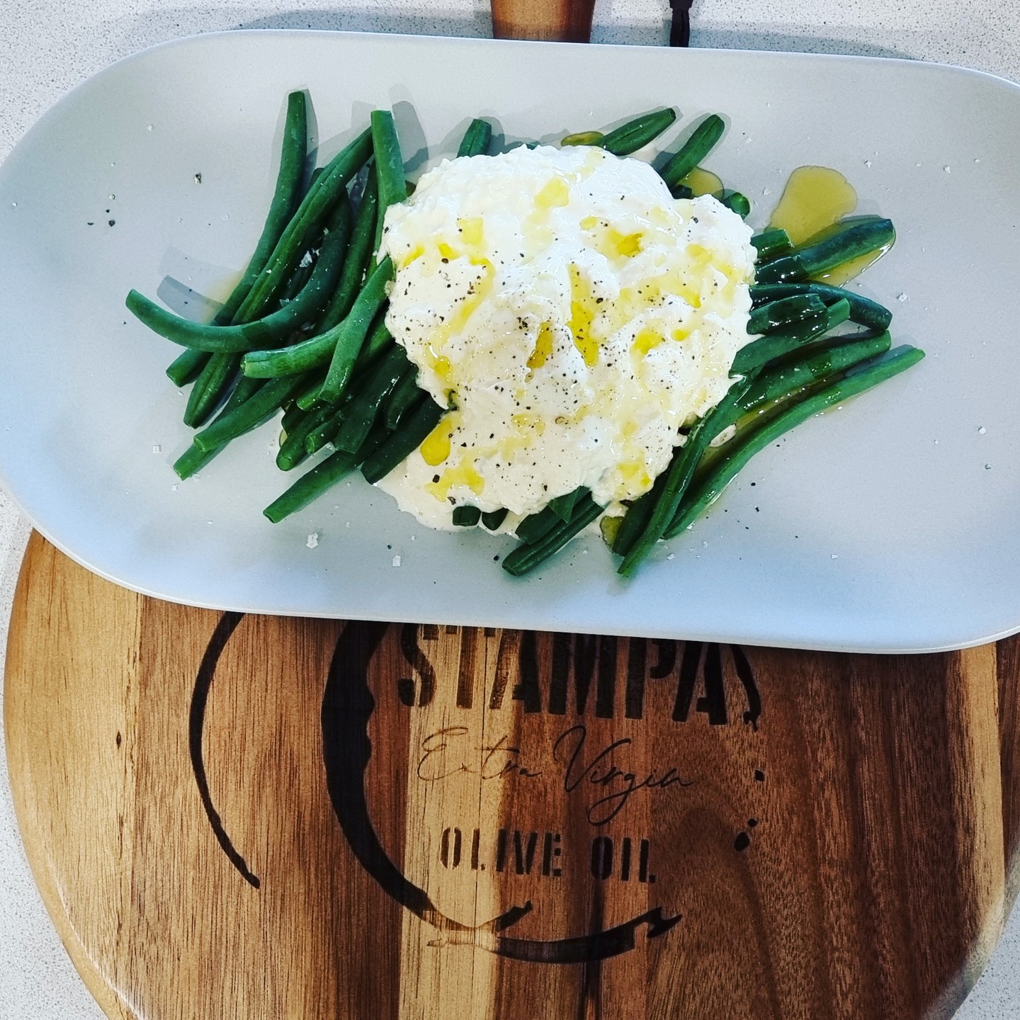 Green beans with fresh burrata, cracked pepper, sea salt and STAMPA extra virgin olive oil. So simple, tastes so beautiful !!

#eat #eatclean #food #eatitalian #eatmelbourne #fooditaly #salad #foodporn #charcuterieboard #antipasto #vegetarian #healthyfood