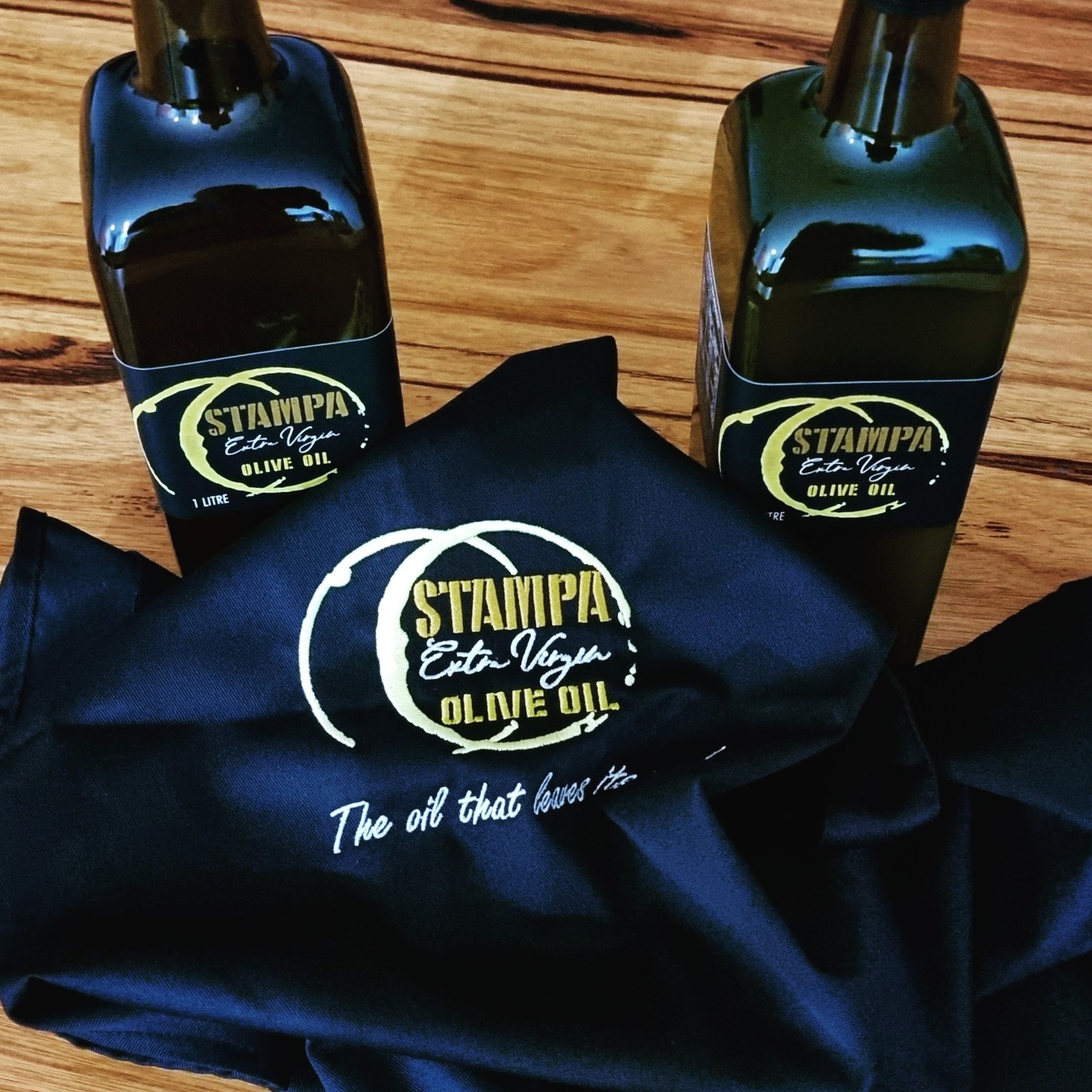 Surprise dad with the STAMPA FATHERS DAY PACK!! 
Pack contains 2 x 1litre STAMPA Bottles and limited edition STAMPA Logo apron !!

Email your request to stampaextravirgin@gmail.com as stock is limited to 50 packs !!

#fathersdaygifts #food #eat #eatclean #foodmelbourne