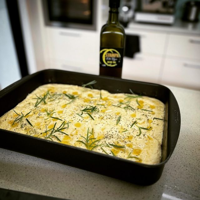Make a delicious Italian style focaccia !! The ethos of Italian style cooking, very few quality ingredients, but so effective. 00 Flour, water, salt, rosemary and Stampa Extra Virgin Olive Oil. The oil that leaves its mark !
#eat #eatclean #eatitalian #eathealthy #eatmelbourne #food #foodie #foodporn #foccacia #oliveoil