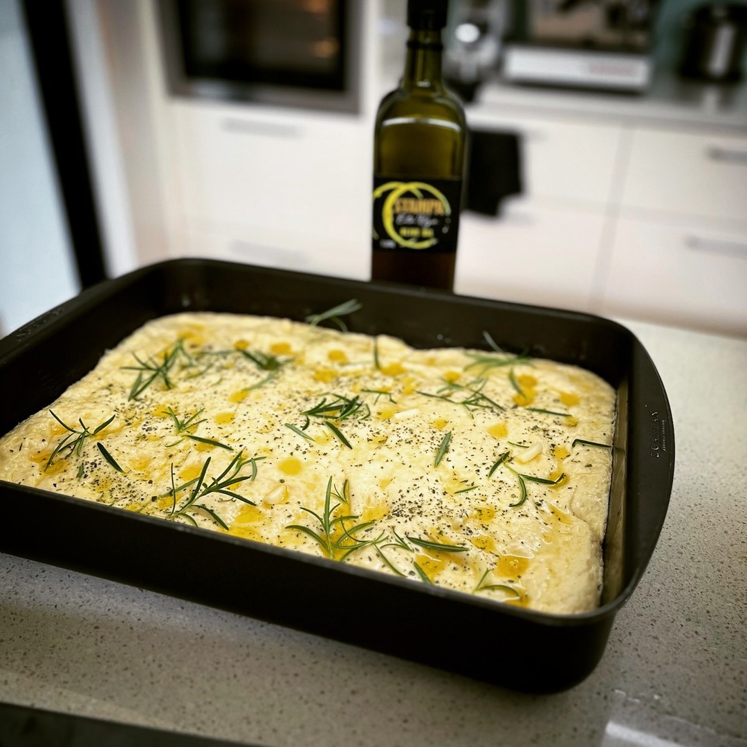 Make a delicious Italian style focaccia !! The ethos of Italian style cooking, very few quality ingredients, but so effective. 00 Flour, water, salt, rosemary and Stampa Extra Virgin Olive Oil. The oil that leaves its mark !
#eat #eatclean #eatitalian #eathealthy #eatmelbourne #food #foodie #foodporn #foccacia #oliveoil